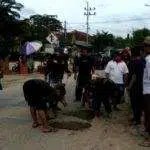Jalan Rusak Ancam Keselamatan Warga Sumenep, Pemuda Ansor Aksi Tambal Sulam