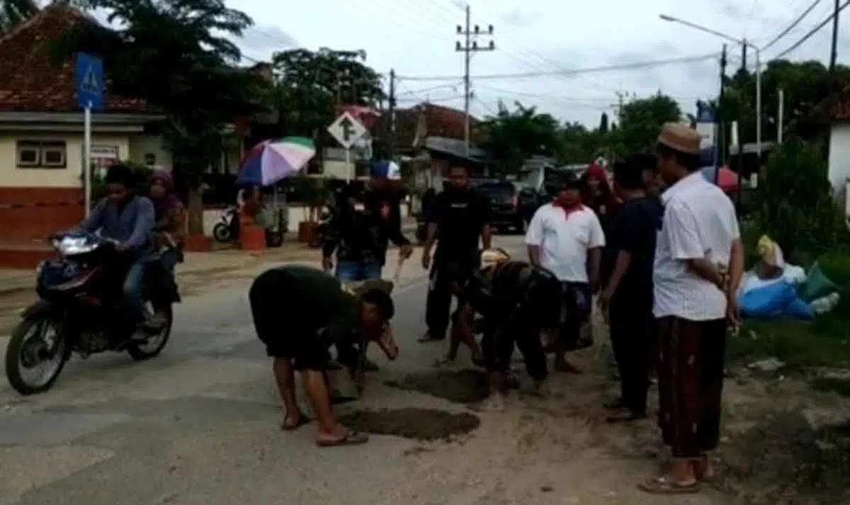 Jalan Rusak Ancam Keselamatan Warga Sumenep, Pemuda Ansor Aksi Tambal Sulam