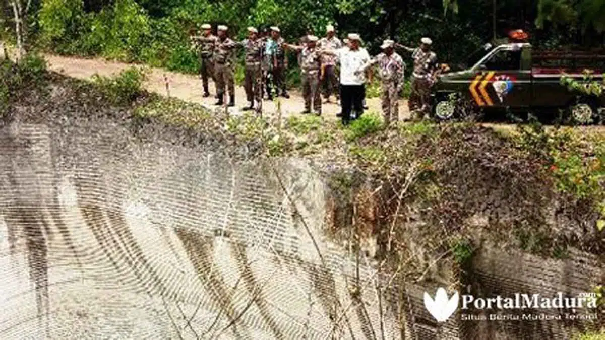 Tak Berizin, Tambang Batu Kumbung Ancam Jalan Desa