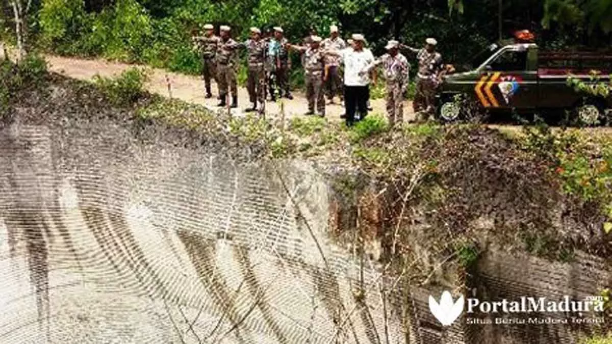 Tak Berizin, Tambang Batu Kumbung Ancam Jalan Desa