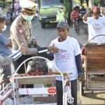 Ajak Abang Becak Perangi Corona, Polisi Bagi Sembako dan Kaus Pencegahan Covid-19