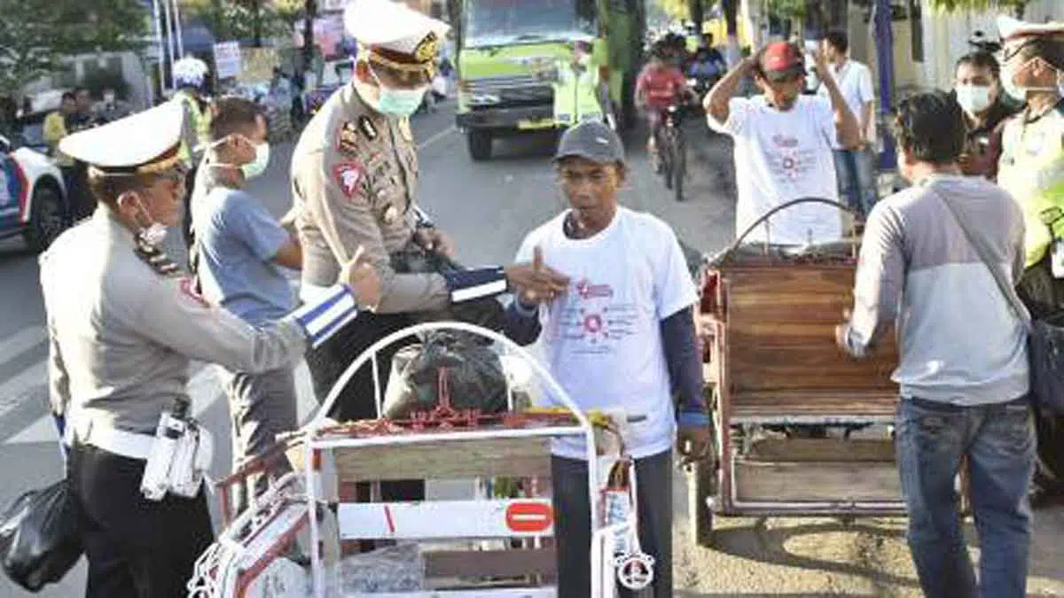 Ajak Abang Becak Perangi Corona, Polisi Bagi Sembako dan Kaus Pencegahan Covid-19