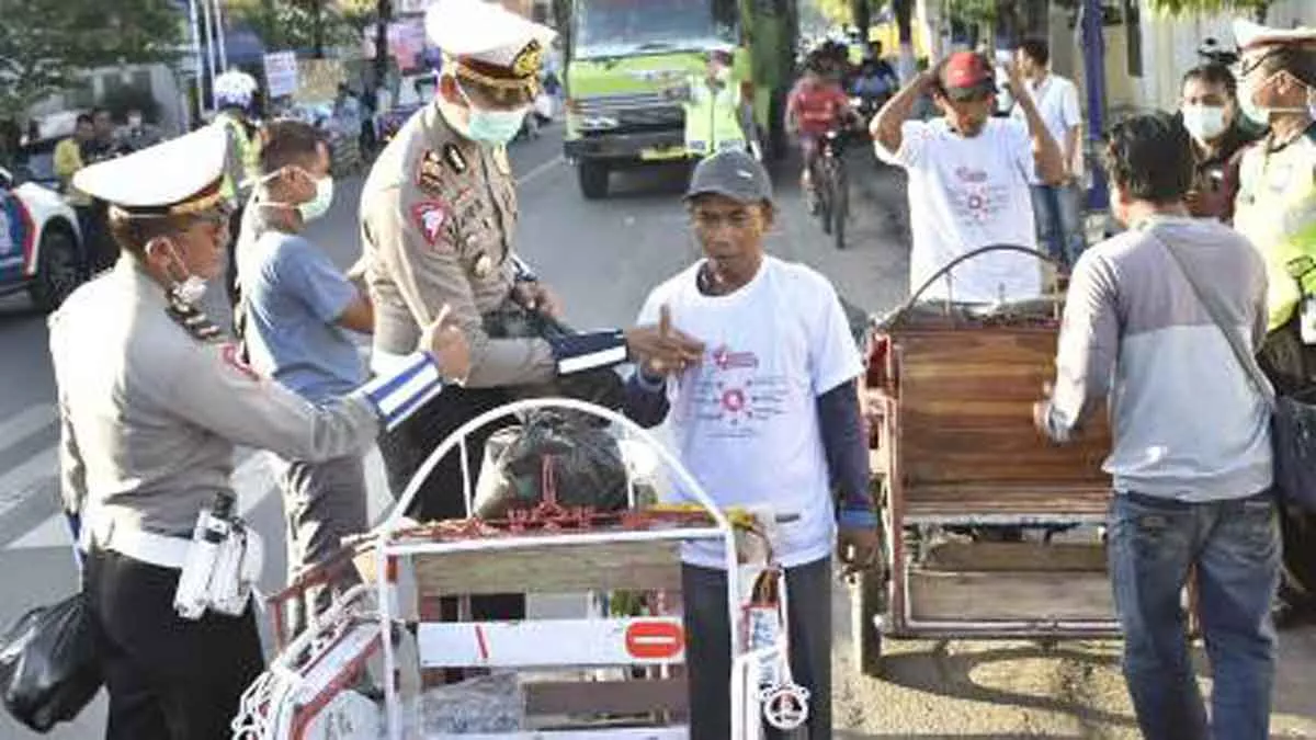Ajak Abang Becak Perangi Corona, Polisi Bagi Sembako dan Kaus Pencegahan Covid-19