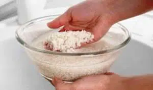 5 Manfaat Cuci Wajah Gunakan Air Beras untuk Kecantikan