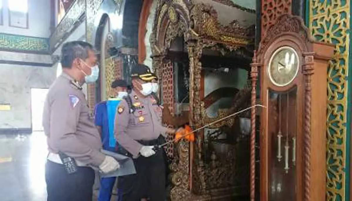 Fasilitas Umum di Bangkalan Disemprot Disinfektan