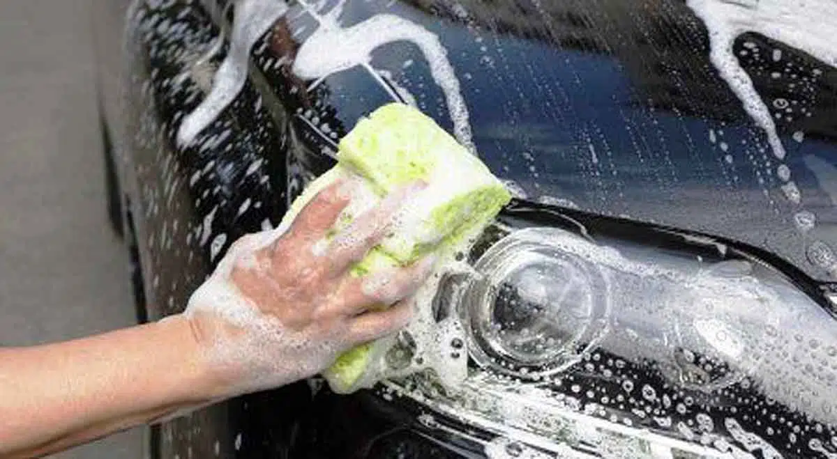3 Cara Cuci Mobil Saat Terkena Air Hujan
