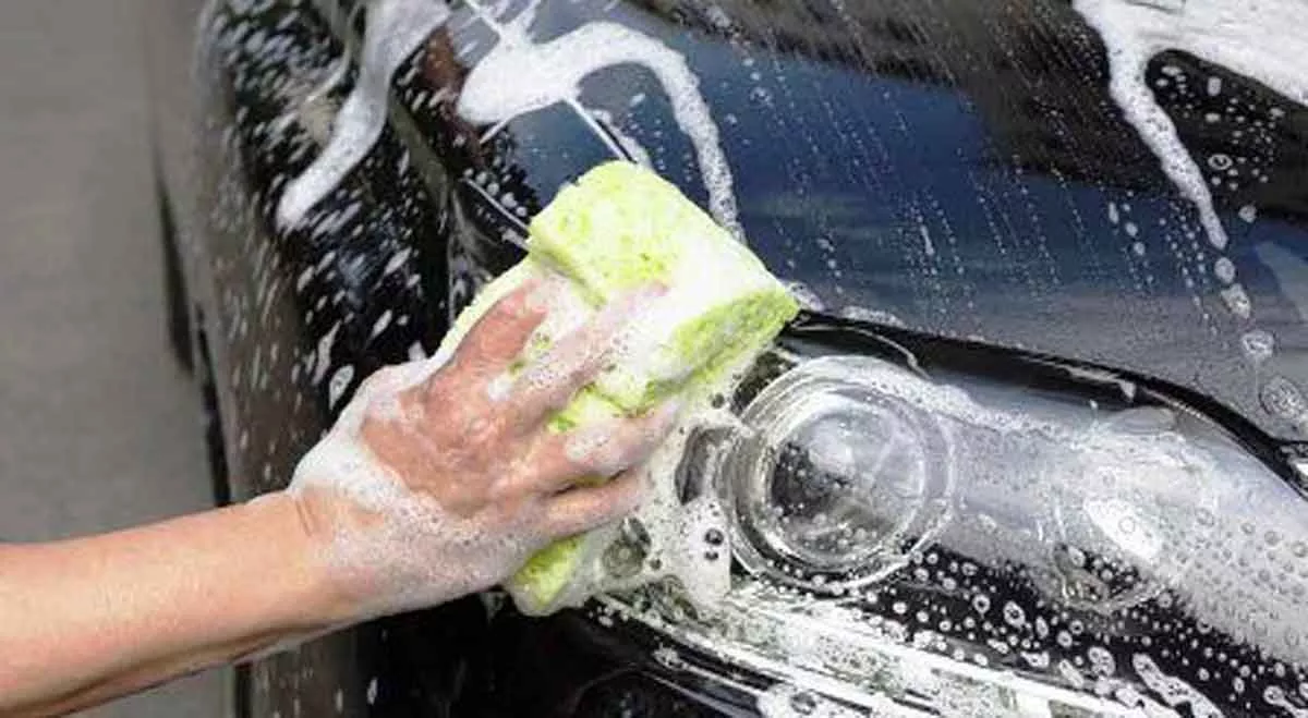 3 Cara Cuci Mobil Saat Terkena Air Hujan