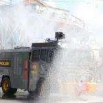 Keliling Kota Sampang, Water Cannon Semprotkan Disinfektan