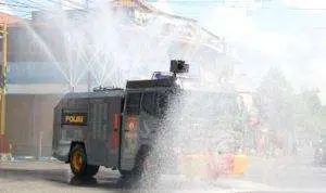 Keliling Kota Sampang, Water Cannon Semprotkan Disinfektan