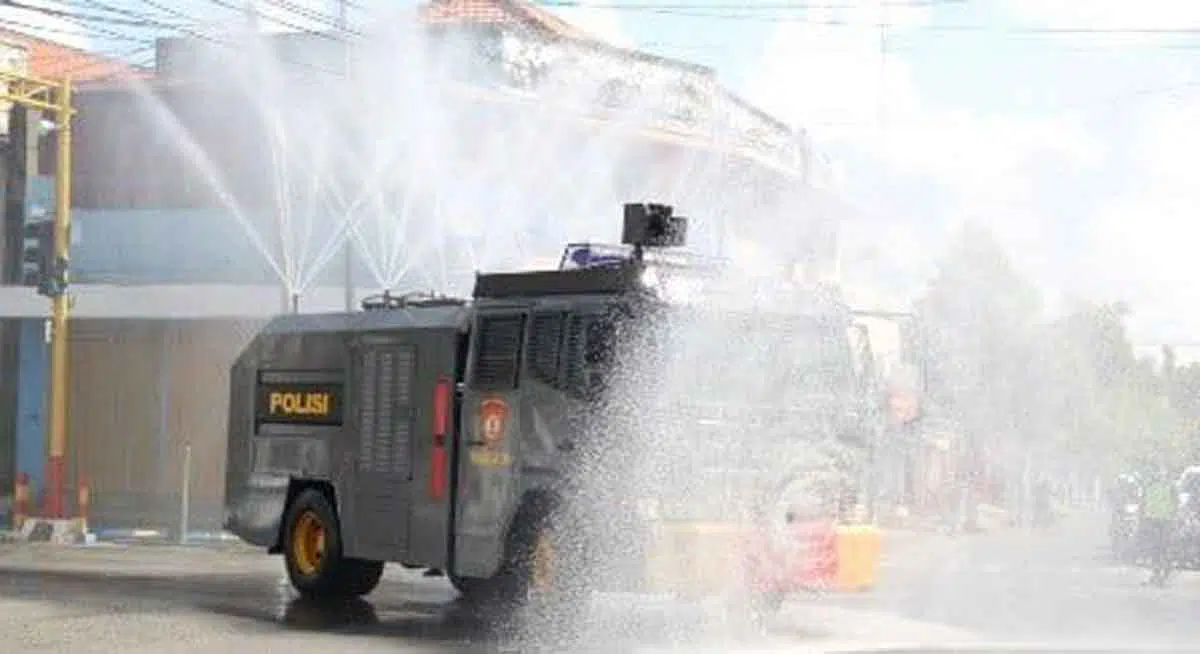Keliling Kota Sampang, Water Cannon Semprotkan Disinfektan