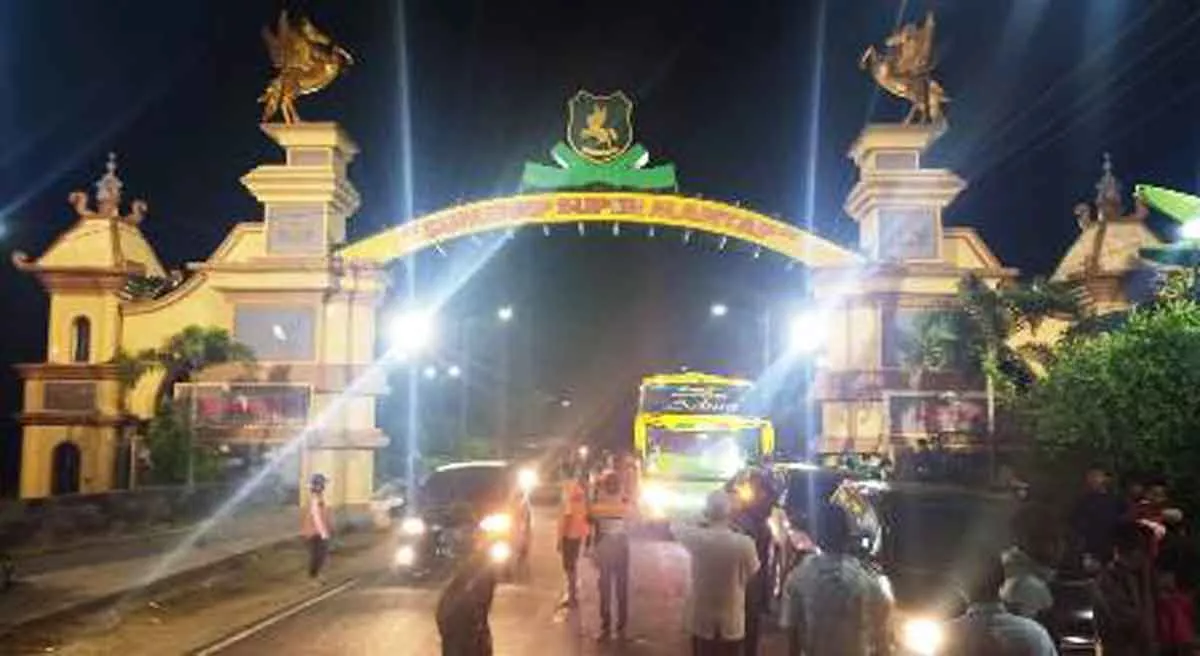 Pulang Kampung, Rombongan Santri Rembang Disemprot Disinfektan di Posko Covid-19 Sumenep