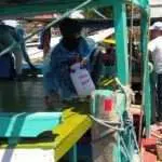 Mahasiswa Gresik Semprotkan Disinfektan di Pelabuhan Tanglok Sampang