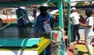 Mahasiswa Gresik Semprotkan Disinfektan di Pelabuhan Tanglok Sampang