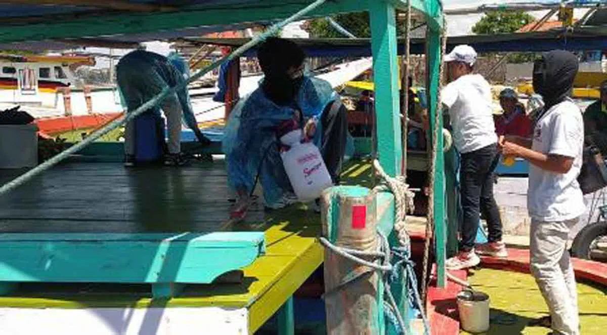 Mahasiswa Gresik Semprotkan Disinfektan di Pelabuhan Tanglok Sampang
