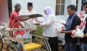 Dampak Covid-19 di Sumenep, SAI dan AF Peduli Bagikan Sembako ke Abang Becak