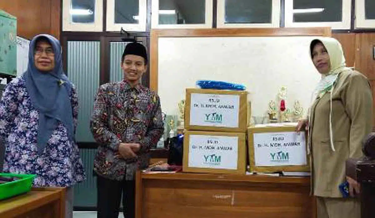 Peduli Tenaga Medis, KH. Ali Fikri Serahkan APD ke RSUD Sumenep
