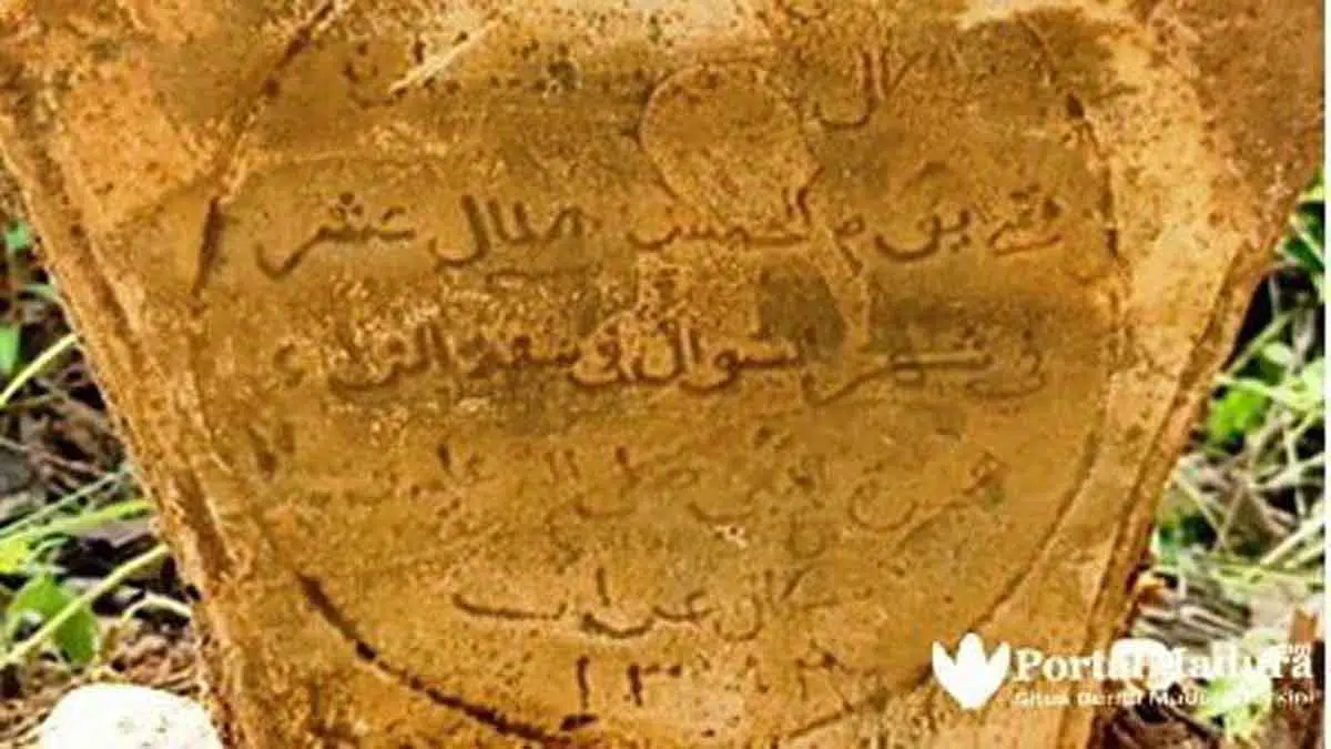 Beragam Motif, Batu Nisan Bunga Teratai & Tahun Arab Pegon Warnai Penemuan Makam Kuno di Batang-batang Sumenep