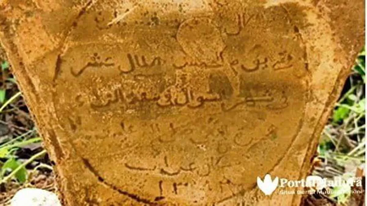 Beragam Motif, Batu Nisan Bunga Teratai &Amp; Tahun Arab Pegon Warnai Penemuan Makam Kuno Di Batang-Batang Sumenep - Portalmadura.com Beragam Motif, Batu Nisan Bunga Teratai & Tahun Arab Pegon Warnai Penemuan Makam Kuno di Batang-batang Sumenep