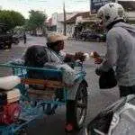 Pengganti Hand Sanitizer, MCC Bangkalan Bagikan Daun Sirih dan Jeruk Pada Warga