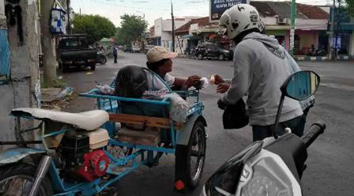 Pengganti Hand Sanitizer, MCC Bangkalan Bagikan Daun Sirih dan Jeruk Pada Warga