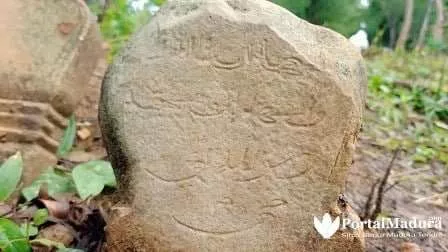 Bukit Pal Batang-Batang Saksi Bisu Seni Arsitektur Islam Pada Batu Nisan Berlanggam Madura - Portalmadura.com Bukit Pal Batang-batang Saksi Bisu Seni Arsitektur Islam Pada Batu Nisan Berlanggam Madura