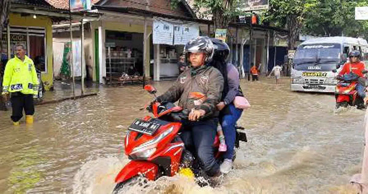 Banjir Blega, Arus Lalu Lintas Sempat Lumpuh