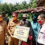 Bupati Pamekasan Turun Langsung Serahkan BLT-DD