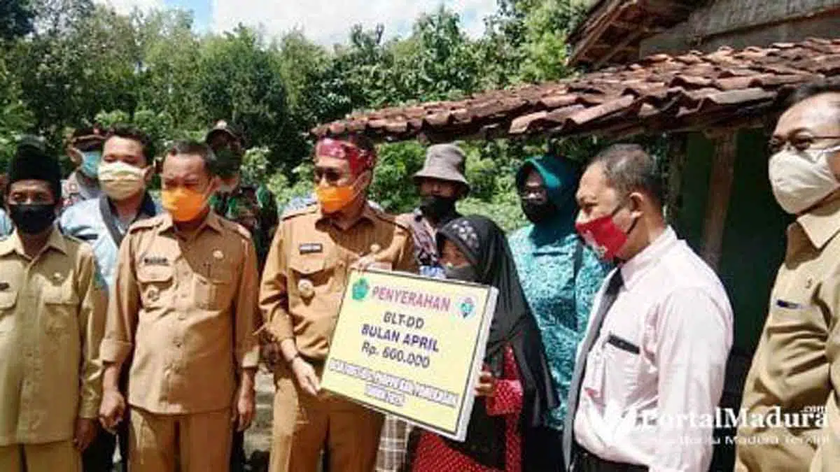 Bupati Pamekasan Turun Langsung Serahkan BLT-DD
