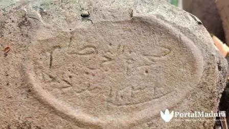 Bukit Pal Batang-Batang Saksi Bisu Seni Arsitektur Islam Pada Batu Nisan Berlanggam Madura - Portalmadura.com Bukit Pal Batang-batang Saksi Bisu Seni Arsitektur Islam Pada Batu Nisan Berlanggam Madura