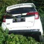 Toyota Calya Putih Nyungsep ke Parit, Pengemudi Selamat