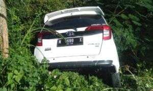 Toyota Calya Putih Nyungsep ke Parit, Pengemudi Selamat