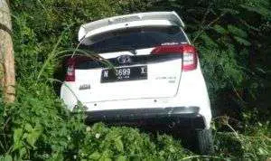 Toyota Calya Putih Nyungsep ke Parit, Pengemudi Selamat