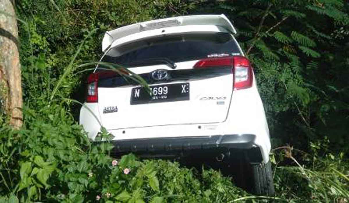 Toyota Calya Putih Nyungsep ke Parit, Pengemudi Selamat