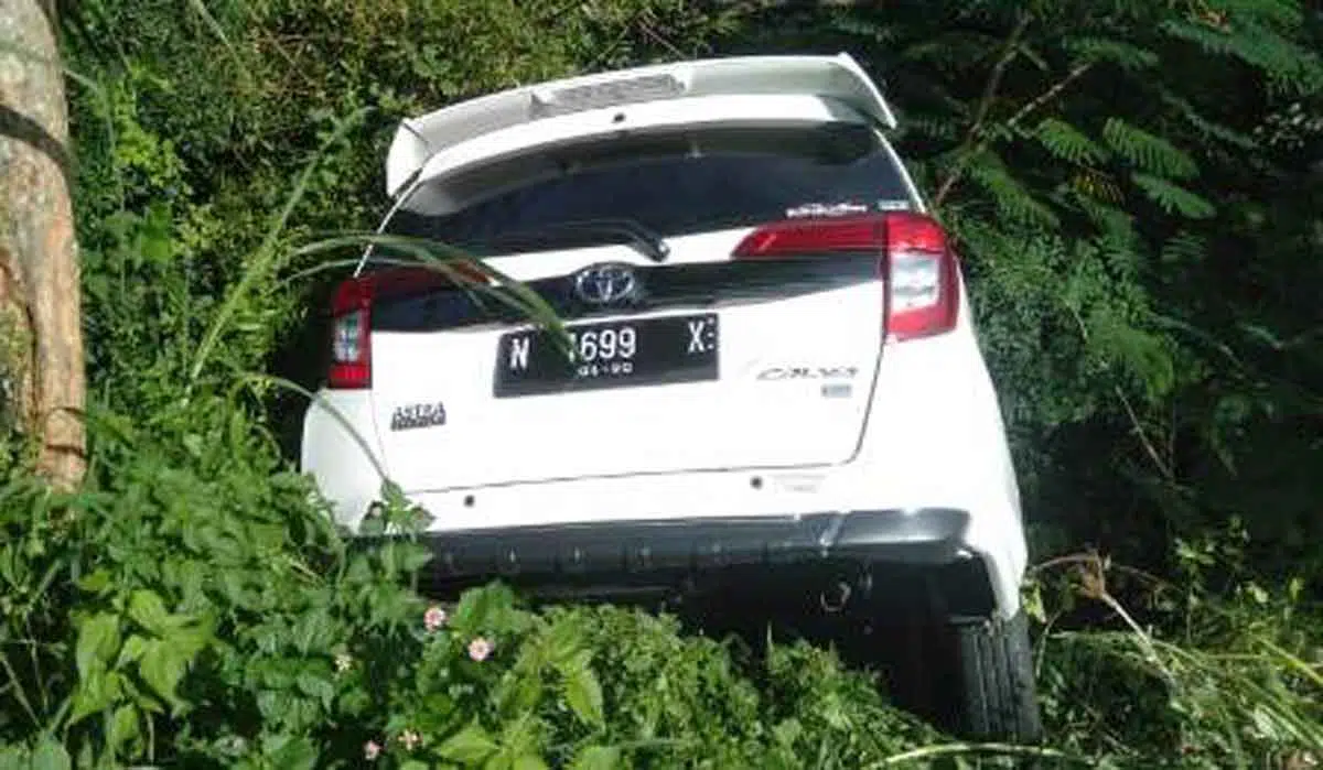 Toyota Calya Putih Nyungsep ke Parit, Pengemudi Selamat