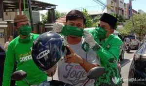 PPP Pamekasan Bagi-bagi Masker ke Pengguna Jalan