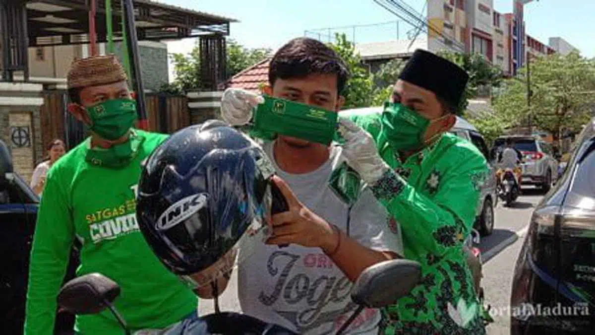 PPP Pamekasan Bagi-bagi Masker ke Pengguna Jalan