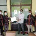 Anggota DPRD Ini Beri Bantuan APD ke RSUD Pamekasan