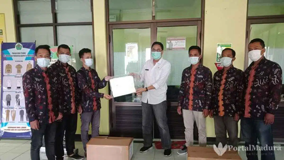 Anggota DPRD Ini Beri Bantuan APD ke RSUD Pamekasan
