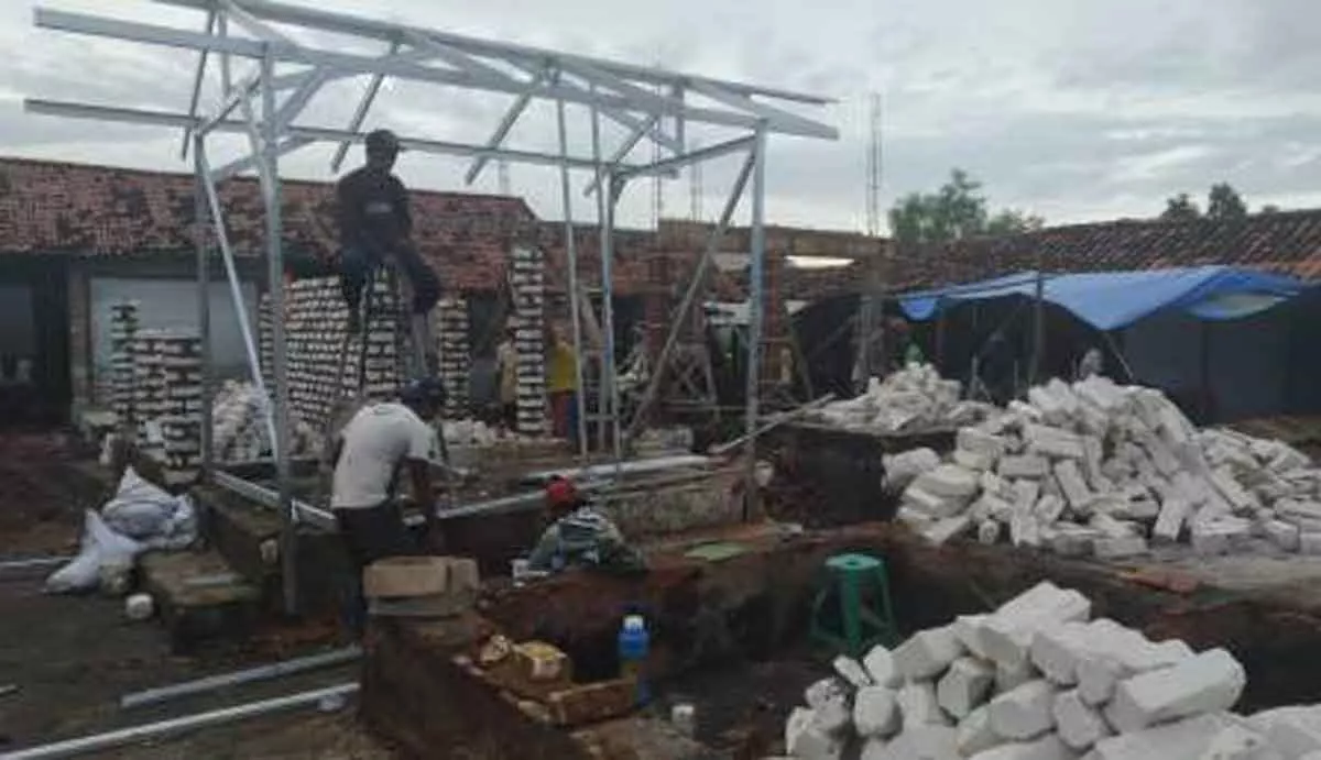 Demi Menyambung Hidup, Pedagang Pasar Candi Swadaya Bangun Kios Yang Terbakar