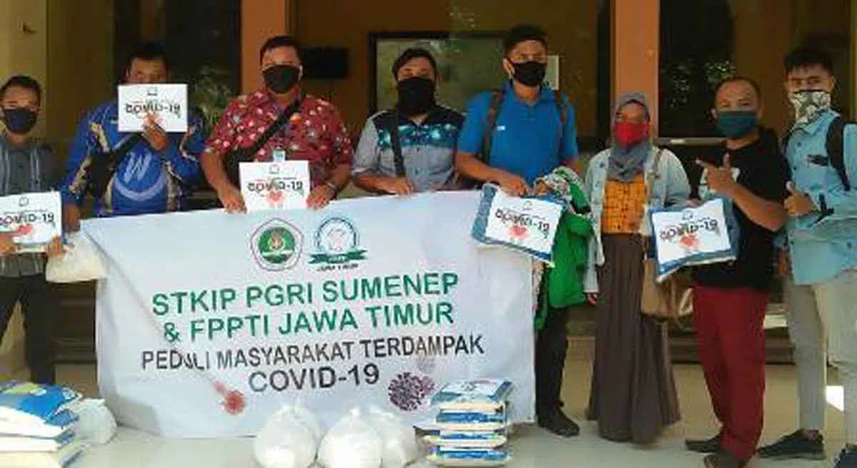 Dampak Covid-19, STKIP PGRI Sumenep & FPPTI Jatim Salurkan Bantuan Bagi Warga