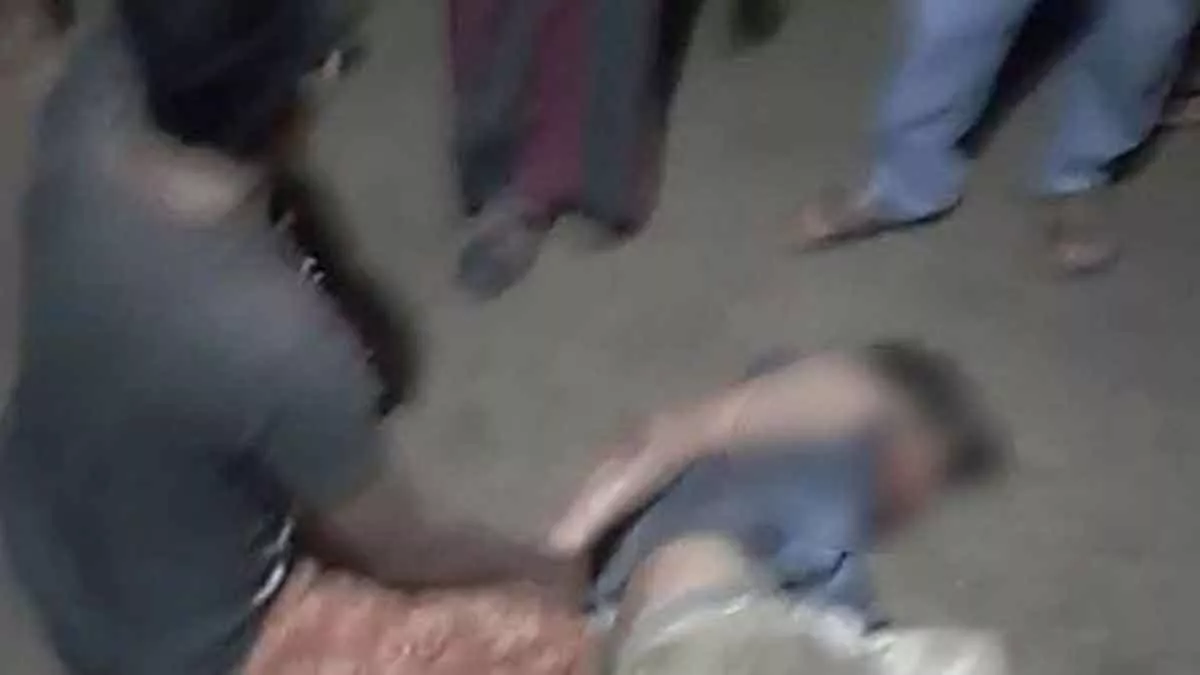 Diduga Maling Motor, Viral Video Pemuda Tak Dikenal Diamuk Warga Madura