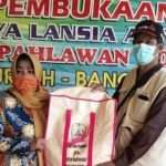 Anggarkan Rp125 Juta, MCCC Bangkalan Salurkan Bantuan Terdampak Covid-19