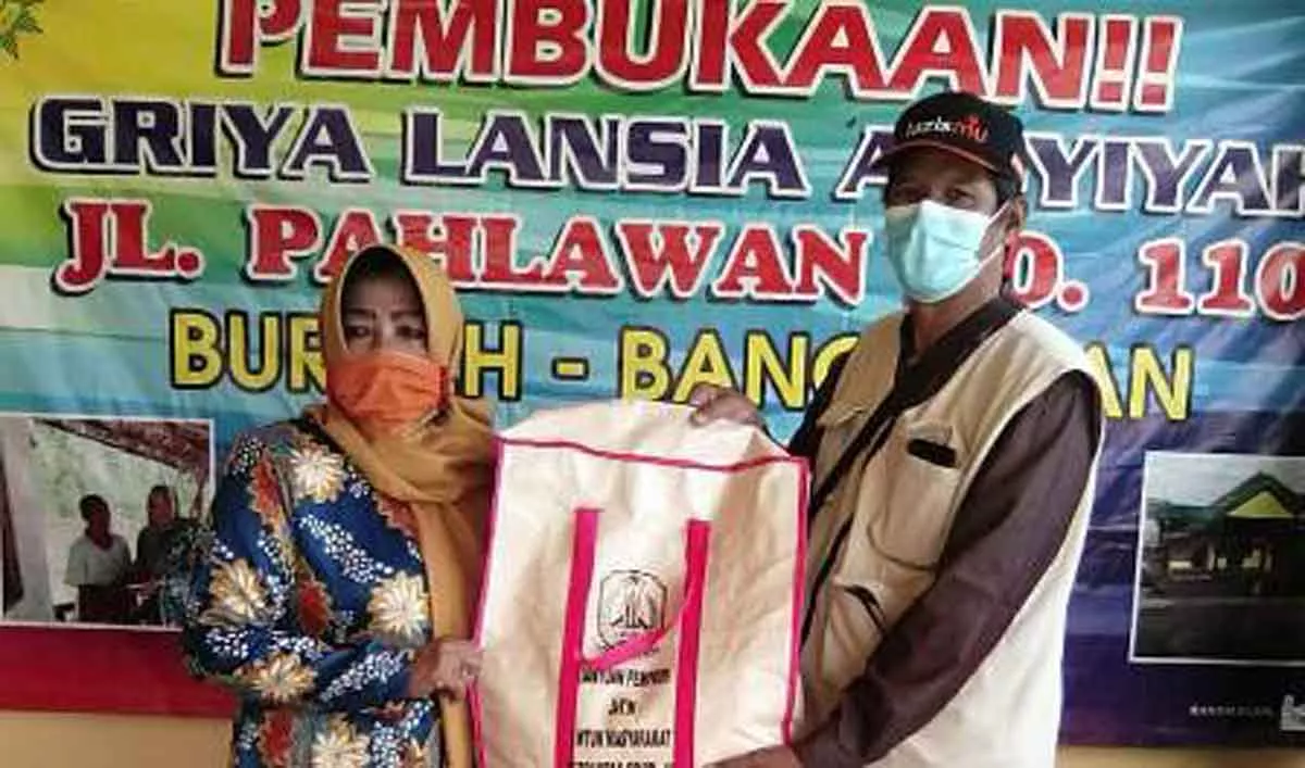 Anggarkan Rp125 Juta, MCCC Bangkalan Salurkan Bantuan Terdampak Covid-19