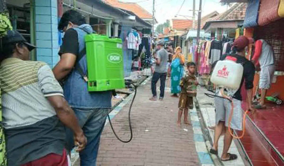 Pemerintah Desa di Madura Semprotkan Disinfektan pada Fasilitas Umum & Rumah Warga