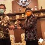Bupati Sumenep Terima Anugerah PWI Jatim Award Bidang Pemerintahan