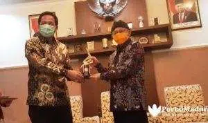 Bupati Sumenep Terima Anugerah PWI Jatim Award Bidang Pemerintahan