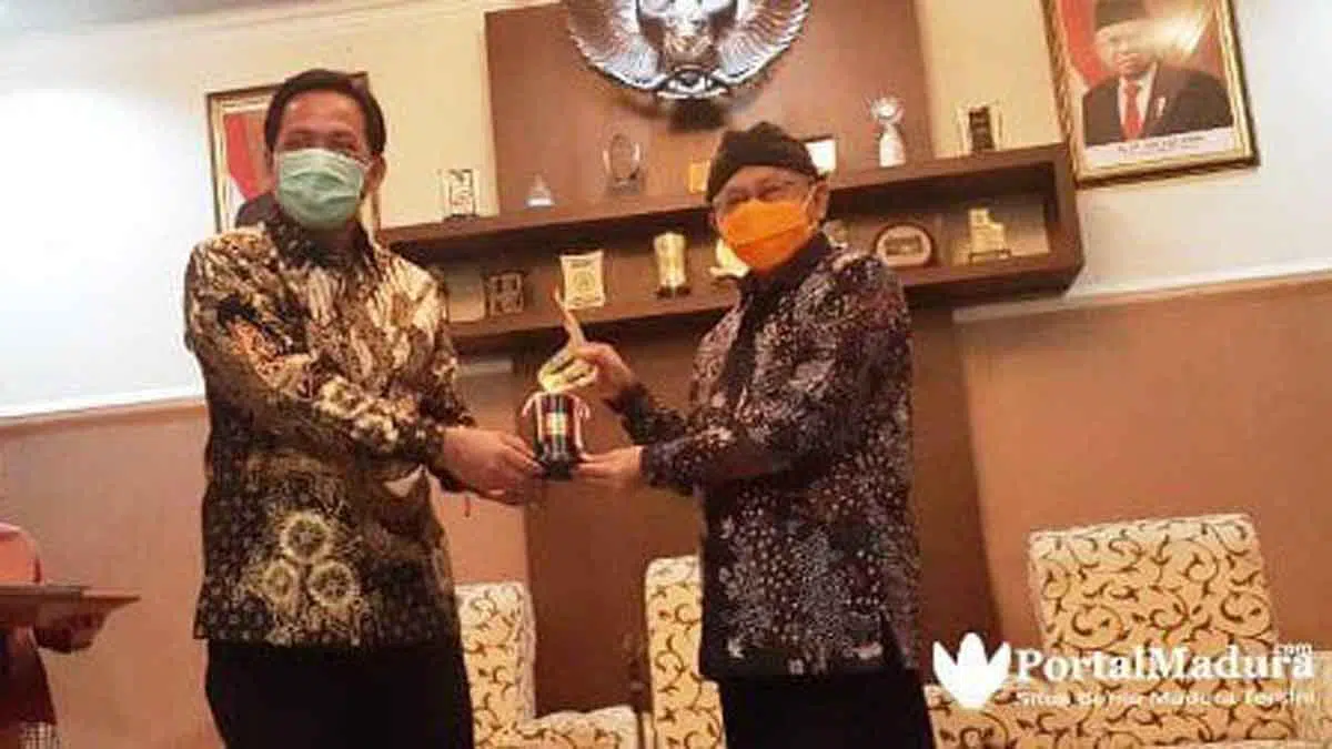 Bupati Sumenep Terima Anugerah PWI Jatim Award Bidang Pemerintahan