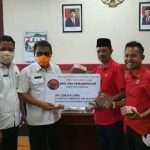 Politisi Senayan dan PDIP Bantu Satgas Covid-19 Pamekasan Rp 250 Juta