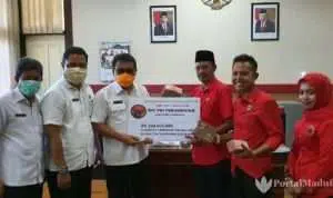 Politisi Senayan dan PDIP Bantu Satgas Covid-19 Pamekasan Rp 250 Juta
