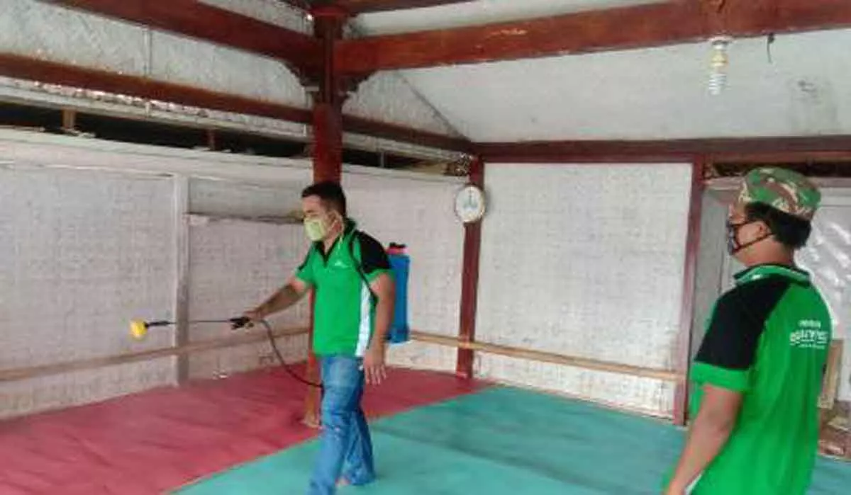 Satgas Covid-19 Desa Banyupelle Lakukan Penyemprotan Disinfektan Secara Serentak